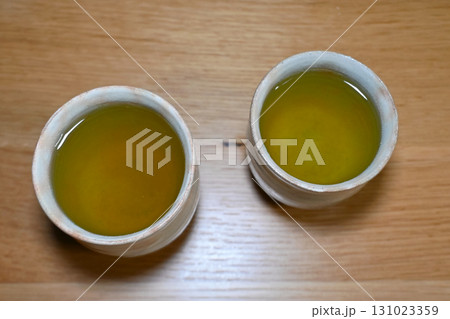 夫婦湯呑に入れた緑茶（日本茶） 131023359