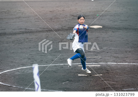部活でソフトボールのピッチャーをする中学生の女子 131023799