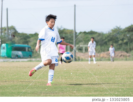 サッカーの試合をする中学生の男の子 サッカーの試合をする中学生の男の子 131023805