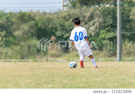 サッカーの試合をする中学生の男の子 131023806
