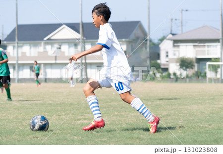 サッカーの試合をする中学生の男の子 131023808