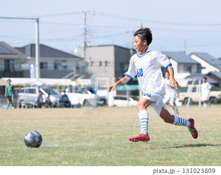 サッカーの試合をする中学生の男の子 131023809