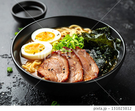 美味しそうな博多の濃厚とんこつラーメンの飯テロイラスト 131023812