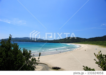 エメラルドグリーンの海と白い砂浜 エメラルドグリーンの海と白い砂浜 131024058