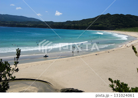 エメラルドグリーンの海と白い砂浜 131024061