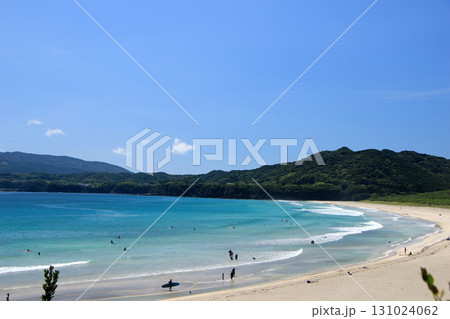 エメラルドグリーンの海と白い砂浜 131024062