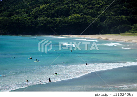 エメラルドグリーンの海と白い砂浜 エメラルドグリーンの海と白い砂浜 131024068