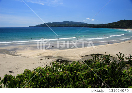 エメラルドグリーンの海と白い砂浜 131024070