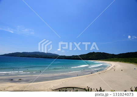 エメラルドグリーンの海と白い砂浜 131024073