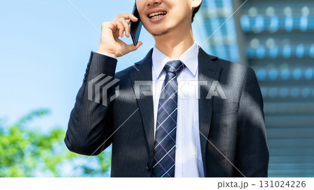 スマートフォンで通話をする男性ビジネスマン スマートフォンで通話をする男性ビジネスマン 131024226
