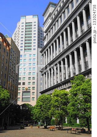 おしゃれな建物が並ぶ欧風調のエリア　4月汐留22イタリア街･港区立汐留西公園 131024738