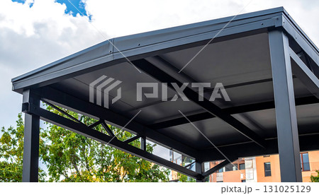 シンプルで実用的なブラックポリカーボネート製カーポート「AI生成画像」 131025129