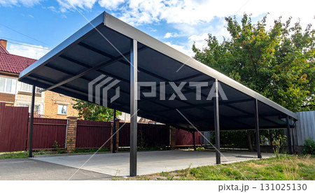 住宅横に取り付けられたブラックポリカカーポートの構造「AI生成画像」 131025130