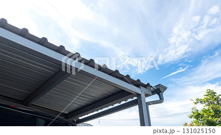 青空を背景にした折板カーポートのクローズアップ構図「AI生成画像」 131025150