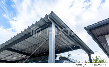 青空の下に建つ折板カーポート屋根のクローズアップ「AI生成画像」 131025153
