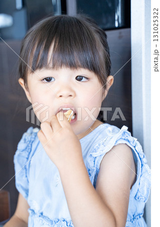お菓子を食べる女の子 お菓子を食べる女の子 131025322