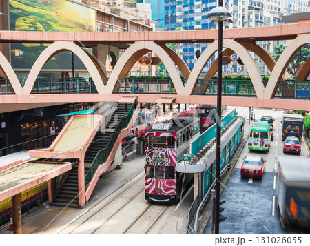 香港　路面電車と銅鑼湾（コーズウェイベイ）の歩道橋 131026055