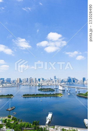 東京のお台場からの都市風景 131026490