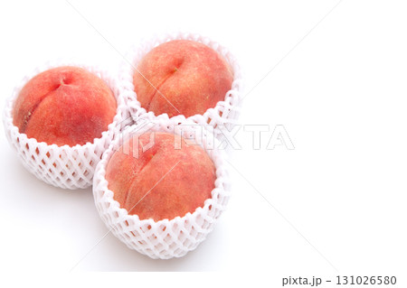 緩衝材に包まれた桃　コピースペース 131026580