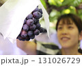 ブドウ狩りを楽しむ女性（ピオーネ） 131026729