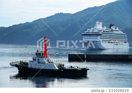 宮古港の朝 豪華客船飛鳥Ⅲ入港 131026819
