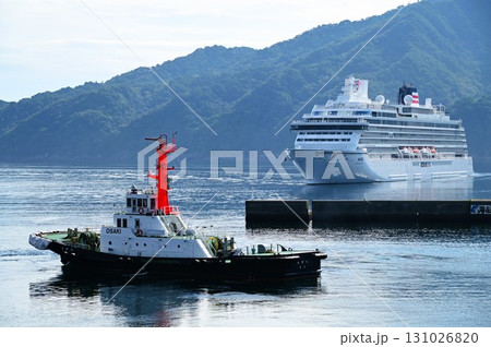 宮古港の朝 豪華客船飛鳥Ⅲ入港 131026820