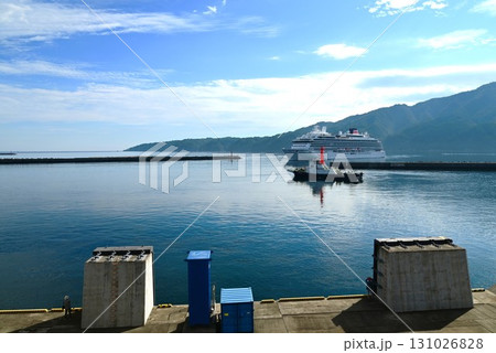 宮古港の朝 豪華客船飛鳥Ⅲ入港 131026828