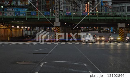 夜明けの新宿大ガード 131028464