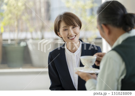 シニア男性と話す施設職員 シニア男性と話す施設職員 131028809