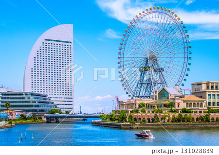 日本の横浜都市景観　大観覧車やアニヴェルセルみなとみらい横浜などを望む 131028839