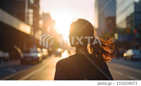 夕焼けに、女性がトレーニングする、美容と健康の為、マラソンで汗を流す 夕焼けに、女性がトレーニングする、美容と健康の為、マラソンで汗を流す 131029071