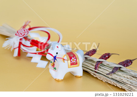 午年 年賀素材 破魔矢を咥えた白午と厄除け とうがらしかざり 午年 年賀素材 破魔矢を咥えた白午と厄除け とうがらしかざり 131029221