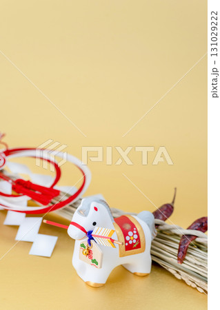 午年　年賀素材　破魔矢を咥えた白午と厄除け　とうがらしかざり 131029222