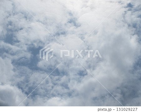 雲海の空き間を抜ける僅かな青空 131029227