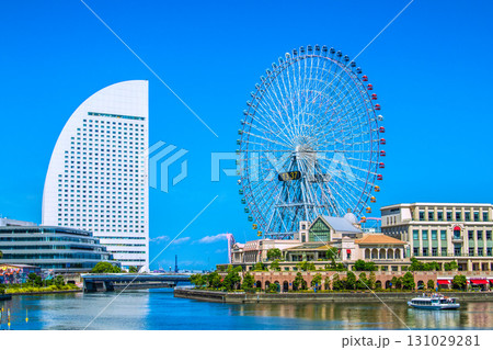 日本の横浜都市景観　パシフィコ横浜や大観覧車、アニヴェルセルみなとみらい横浜などを望む 131029281