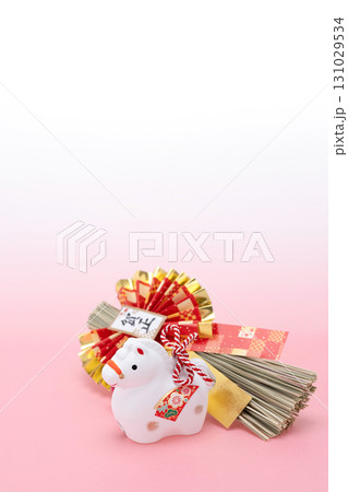 午年　年賀素材　白午の干支飾りと正月飾り 131029534