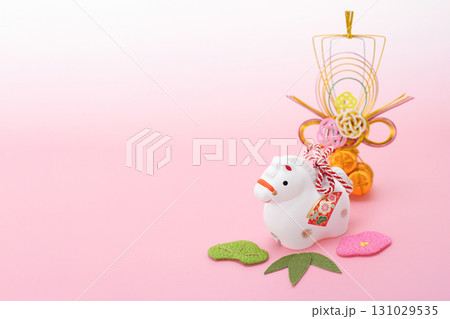 午年 年賀素材 白午の干支飾りと松竹梅と宝船 午年 年賀素材 白午の干支飾りと松竹梅と宝船 131029535