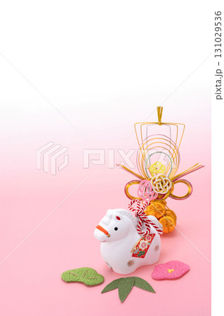 午年　年賀素材　白午の干支飾りと松竹梅と宝船 131029536