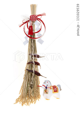 午年　年賀素材　破魔矢を咥えた白午と厄除け　とうがらしかざり 131029539