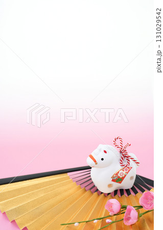 午年　年賀素材　白午の干支飾りと金扇子と梅の花 131029542