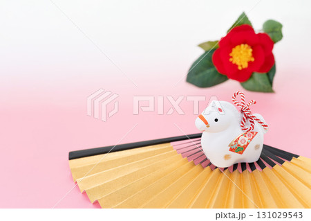 午年　年賀素材　白午の干支飾りと金扇子と椿の花 131029543