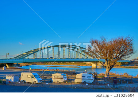 神奈川県川崎市多摩区登戸の稲田多摩川公園付近にあるアウトドアBBQ施設、多摩水道橋を見る 131029604