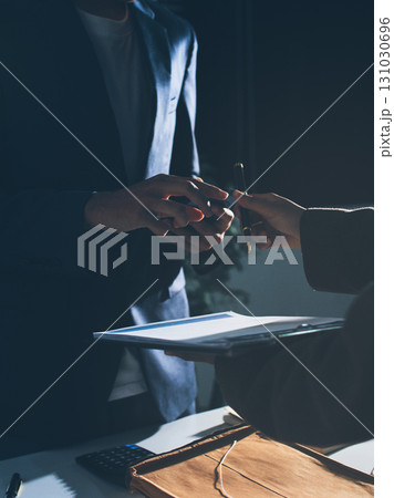 Lawyer explained to the client about the law that must be brought against the court case. 131030696