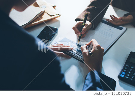 Lawyer explained to the client about the law that must be brought against the court case. 131030723