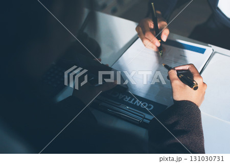 Lawyer explained to the client about the law that must be brought against the court case. 131030731