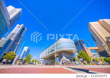 日本の横浜都市景観　桜木町駅前広場や横浜ランドマークタワー、…エアキャビンの桜木町駅などを望む 131033473