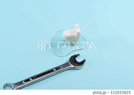 トイレのミニチュアと工具で修理のイメージ トイレのミニチュアと工具で修理のイメージ 131033625
