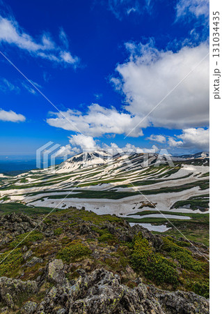 大雪山連峰に広がる雪渓の縞模様 131034435