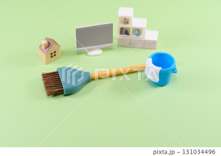 年末や引っ越しのなどの大掃除のイメージ 年末や引っ越しのなどの大掃除のイメージ 131034496