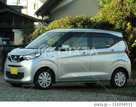 駐車場に停めた乗用車 (日産・ルークス 3代目） 131034531